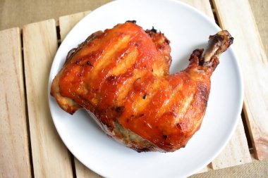 Izgara hindi, tavuk buçuğu beyaz arka plan, pişmiş hindi, Şükran Günü için barbekü yemeği, Noel yemeği, öğle yemeği.