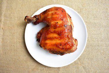 Izgara hindi, tavuk buçuğu beyaz arka plan, pişmiş hindi, Şükran Günü için barbekü yemeği, Noel yemeği, öğle yemeği.