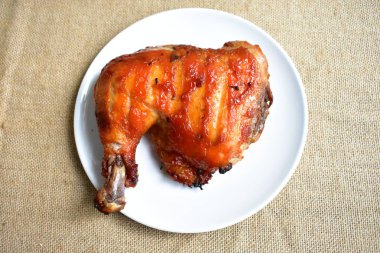 Izgara hindi, tavuk buçuğu beyaz arka plan, pişmiş hindi, Şükran Günü için barbekü yemeği, Noel yemeği, öğle yemeği.