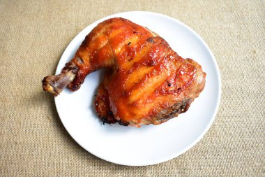 Izgara hindi, tavuk buçuğu beyaz arka plan, pişmiş hindi, Şükran Günü için barbekü yemeği, Noel yemeği, öğle yemeği.