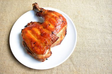 Izgara hindi, tavuk buçuğu beyaz arka plan, pişmiş hindi, Şükran Günü için barbekü yemeği, Noel yemeği, öğle yemeği.