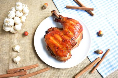 Izgara hindi, tavuk buçuğu beyaz arka plan, pişmiş hindi, Şükran Günü için barbekü yemeği, Noel yemeği, öğle yemeği.