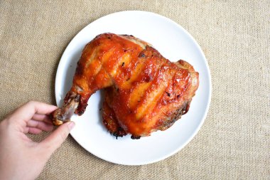 Izgara hindi, tavuk buçuğu beyaz arka plan, pişmiş hindi, Şükran Günü için barbekü yemeği, Noel yemeği, öğle yemeği.