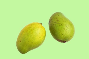 Kesme yolu olan yeşil mango, beyaz arka planda gölge yok, mango dilimleri, parçalar