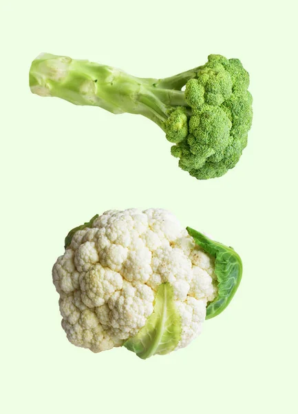 花椰菜一套孤立的花椰菜和绿色的花椰菜 背景为白色 无阴影 蔬菜新鲜 — 图库照片