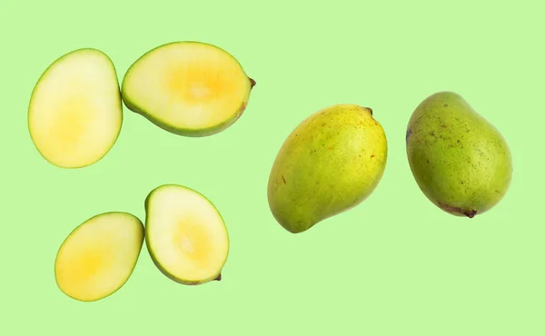 Kesme Yolu Olan Yeşil Mango Beyaz Arka Planda Gölge Yok — Stok fotoğraf