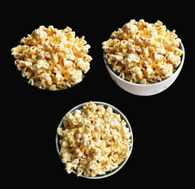 Beyaz arka planda izole edilmiş patlamış mısır kasesi, tatlı tereyağı, kırpma yolu olan karamel patlamış mısır kasesi, gölgesi yok, tuzlu, abur cubur.