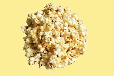 Beyaz arka planda izole edilmiş patlamış mısır kasesi, tatlı tereyağı, kırpma yolu olan karamel patlamış mısır kasesi, gölgesi yok, tuzlu, abur cubur.