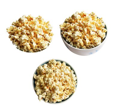 Beyaz arka planda izole edilmiş patlamış mısır kasesi, tatlı tereyağı, kırpma yolu olan karamel patlamış mısır kasesi, gölgesi yok, tuzlu, abur cubur.