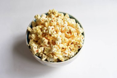 Beyaz arka planda izole edilmiş patlamış mısır kasesi, tatlı tereyağı veya karamelli patlamış mısır, tuzlu