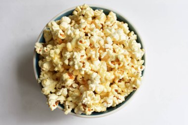 Beyaz arka planda izole edilmiş patlamış mısır kasesi, tatlı tereyağı veya karamelli patlamış mısır, tuzlu