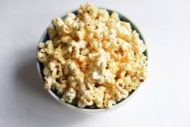 Beyaz arka planda izole edilmiş patlamış mısır kasesi, tatlı tereyağı veya karamelli patlamış mısır, tuzlu