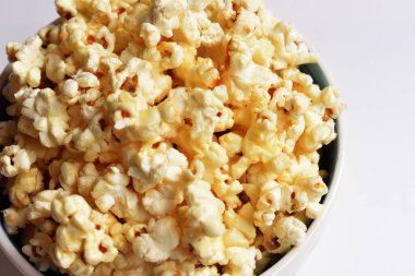 Beyaz arka planda izole edilmiş patlamış mısır kasesi, tatlı tereyağı veya karamelli patlamış mısır, tuzlu