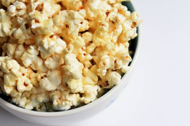 Beyaz arka planda izole edilmiş patlamış mısır kasesi, tatlı tereyağı veya karamelli patlamış mısır, tuzlu