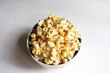 Beyaz arka planda izole edilmiş patlamış mısır kasesi, tatlı tereyağı veya karamelli patlamış mısır, tuzlu