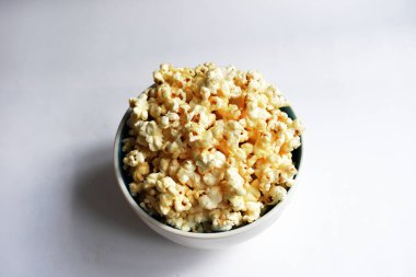 Beyaz arka planda izole edilmiş patlamış mısır kasesi, tatlı tereyağı veya karamelli patlamış mısır, tuzlu