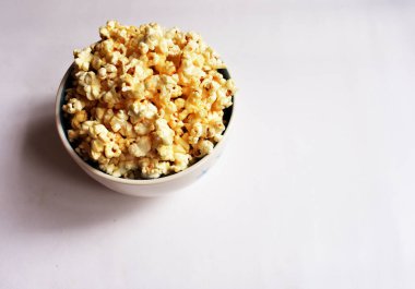 Beyaz arka planda izole edilmiş patlamış mısır kasesi, tatlı tereyağı veya karamelli patlamış mısır, tuzlu