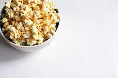 Beyaz arka planda izole edilmiş patlamış mısır kasesi, tatlı tereyağı veya karamelli patlamış mısır, tuzlu