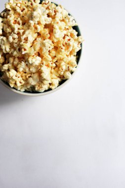 Beyaz arka planda izole edilmiş patlamış mısır kasesi, tatlı tereyağı veya karamelli patlamış mısır, tuzlu