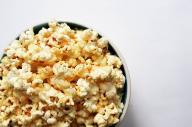 Beyaz arka planda izole edilmiş patlamış mısır kasesi, tatlı tereyağı veya karamelli patlamış mısır, tuzlu