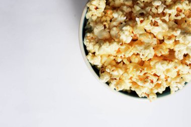 Beyaz arka planda izole edilmiş patlamış mısır kasesi, tatlı tereyağı veya karamelli patlamış mısır, tuzlu