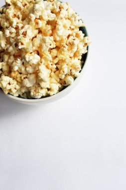 Beyaz arka planda izole edilmiş patlamış mısır kasesi, tatlı tereyağı veya karamelli patlamış mısır, tuzlu