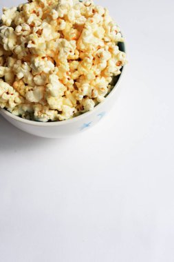 Beyaz arka planda izole edilmiş patlamış mısır kasesi, tatlı tereyağı veya karamelli patlamış mısır, tuzlu