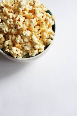 Beyaz arka planda izole edilmiş patlamış mısır kasesi, tatlı tereyağı veya karamelli patlamış mısır, tuzlu