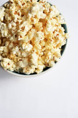 Beyaz arka planda izole edilmiş patlamış mısır kasesi, tatlı tereyağı veya karamelli patlamış mısır, tuzlu