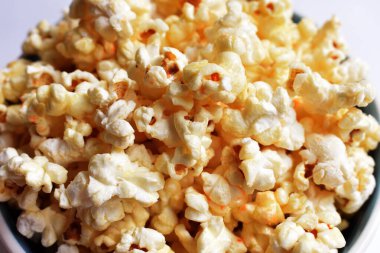 Beyaz arka planda izole edilmiş patlamış mısır kasesi, tatlı tereyağı veya karamelli patlamış mısır, tuzlu