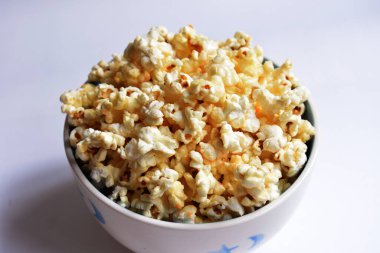 Beyaz arka planda izole edilmiş patlamış mısır kasesi, tatlı tereyağı veya karamelli patlamış mısır, tuzlu