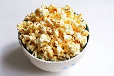 Beyaz arka planda izole edilmiş patlamış mısır kasesi, tatlı tereyağı veya karamelli patlamış mısır, tuzlu