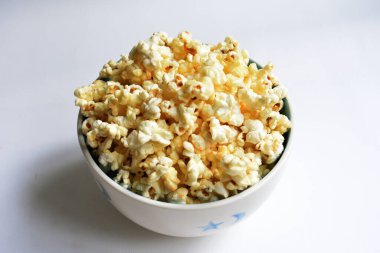 Beyaz arka planda izole edilmiş patlamış mısır kasesi, tatlı tereyağı veya karamelli patlamış mısır, tuzlu