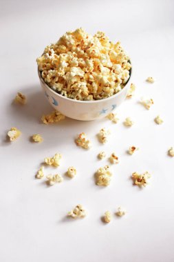 Beyaz arka planda izole edilmiş patlamış mısır kasesi, tatlı tereyağı veya karamelli patlamış mısır, tuzlu