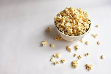 Beyaz arka planda izole edilmiş patlamış mısır kasesi, tatlı tereyağı veya karamelli patlamış mısır, tuzlu