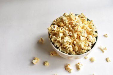 Beyaz arka planda izole edilmiş patlamış mısır kasesi, tatlı tereyağı veya karamelli patlamış mısır, tuzlu
