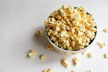 Beyaz arka planda izole edilmiş patlamış mısır kasesi, tatlı tereyağı veya karamelli patlamış mısır, tuzlu