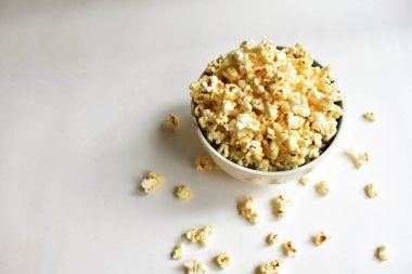 Beyaz arka planda izole edilmiş patlamış mısır kasesi, tatlı tereyağı veya karamelli patlamış mısır, tuzlu