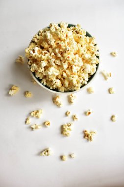 Beyaz arka planda izole edilmiş patlamış mısır kasesi, tatlı tereyağı veya karamelli patlamış mısır, tuzlu