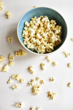 Beyaz arka planda izole edilmiş patlamış mısır kasesi, tatlı tereyağı veya karamelli patlamış mısır, tuzlu