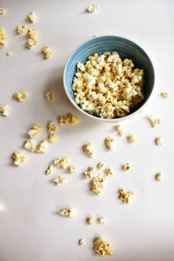 Beyaz arka planda izole edilmiş patlamış mısır kasesi, tatlı tereyağı veya karamelli patlamış mısır, tuzlu