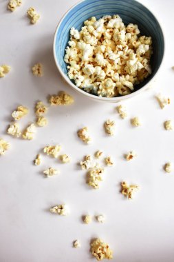 Beyaz arka planda izole edilmiş patlamış mısır kasesi, tatlı tereyağı veya karamelli patlamış mısır, tuzlu