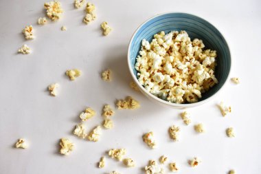 Beyaz arka planda izole edilmiş patlamış mısır kasesi, tatlı tereyağı veya karamelli patlamış mısır, tuzlu