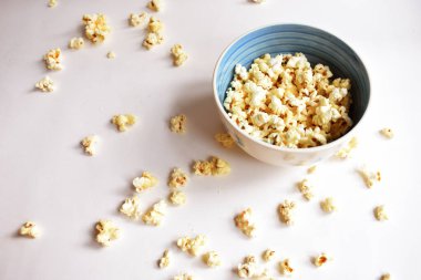 Beyaz arka planda izole edilmiş patlamış mısır kasesi, tatlı tereyağı veya karamelli patlamış mısır, tuzlu