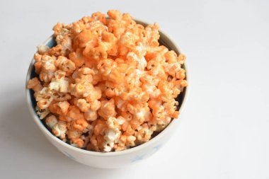 Beyaz arka planda izole edilmiş patlamış mısır kasesi, tatlı tereyağı veya karamelli patlamış mısır, tuzlu