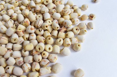 Beyaz arkaplanda kurumuş beyaz nilüfer tohumları