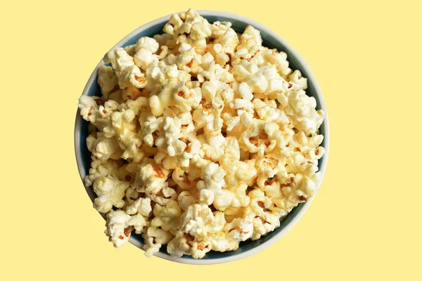 Beyaz arka planda izole edilmiş patlamış mısır kasesi, tatlı tereyağı, kırpma yolu olan karamel patlamış mısır kasesi, gölgesi yok, tuzlu, abur cubur.