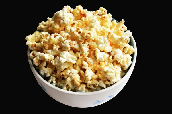 Beyaz arka planda izole edilmiş patlamış mısır kasesi, tatlı tereyağı, kırpma yolu olan karamel patlamış mısır kasesi, gölgesi yok, tuzlu, abur cubur.