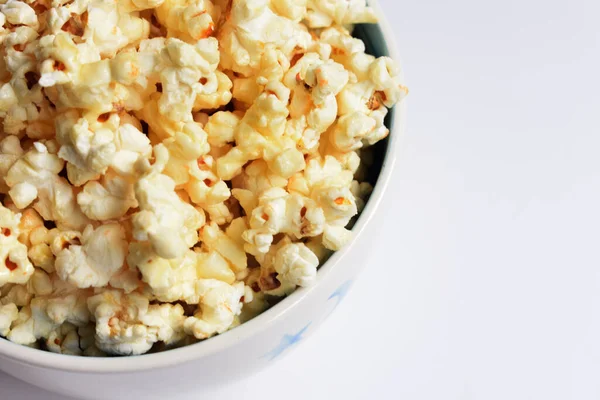 Beyaz arka planda izole edilmiş patlamış mısır kasesi, tatlı tereyağı veya karamelli patlamış mısır, tuzlu