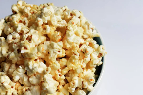 Beyaz arka planda izole edilmiş patlamış mısır kasesi, tatlı tereyağı veya karamelli patlamış mısır, tuzlu